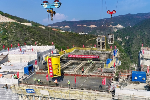 东庄大坝全线到顶现场。彭书园 摄 (10).jpg