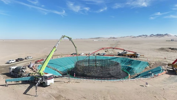 青海格尔木350MW塔式光热发电项目第一方混凝土顺利浇筑 (2).jpg