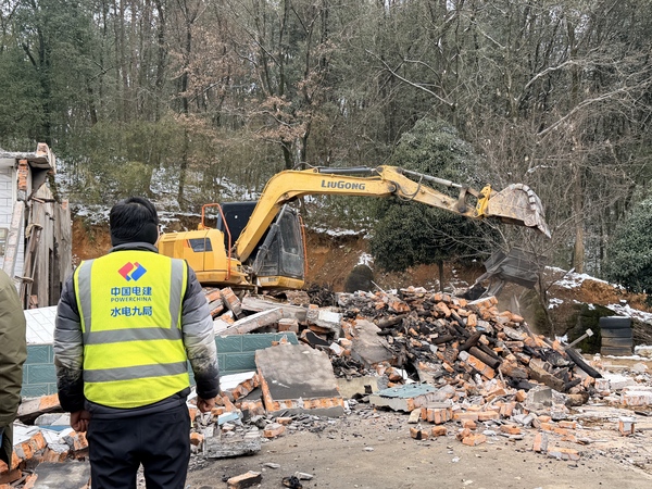 水电九局一线工人勇救九旬老人显担当(摄:水电九局 王宇欣).jpg