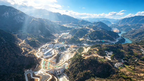 国内首座小粒径堆石混凝土主坝浇筑完成.jpg