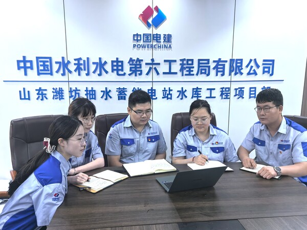 水电六局山东潍坊抽水蓄能电站水库工程项目部组织观看大会直播.jpg